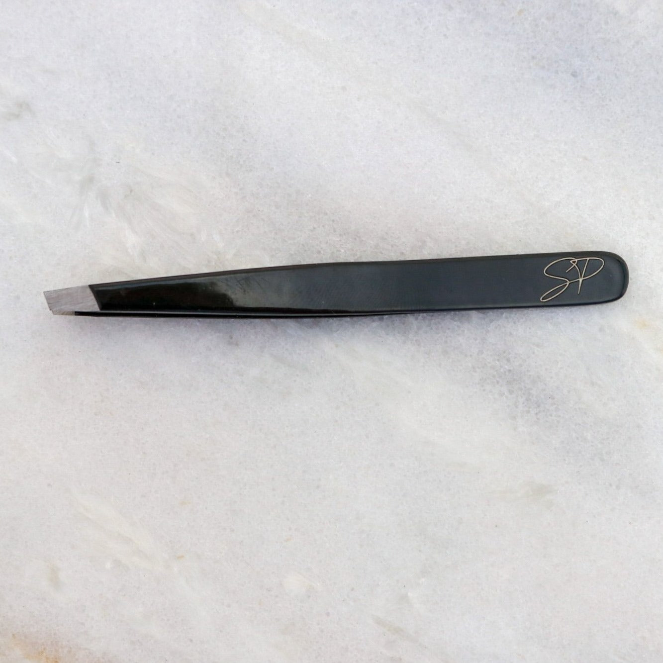 Black eyebrow tweezer