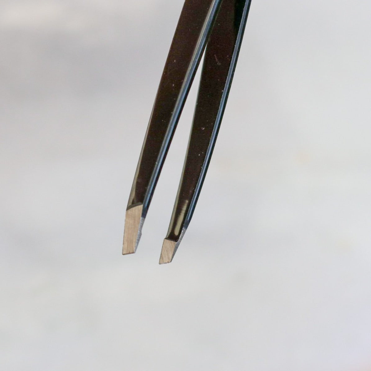 Black eyebrow tweezer
