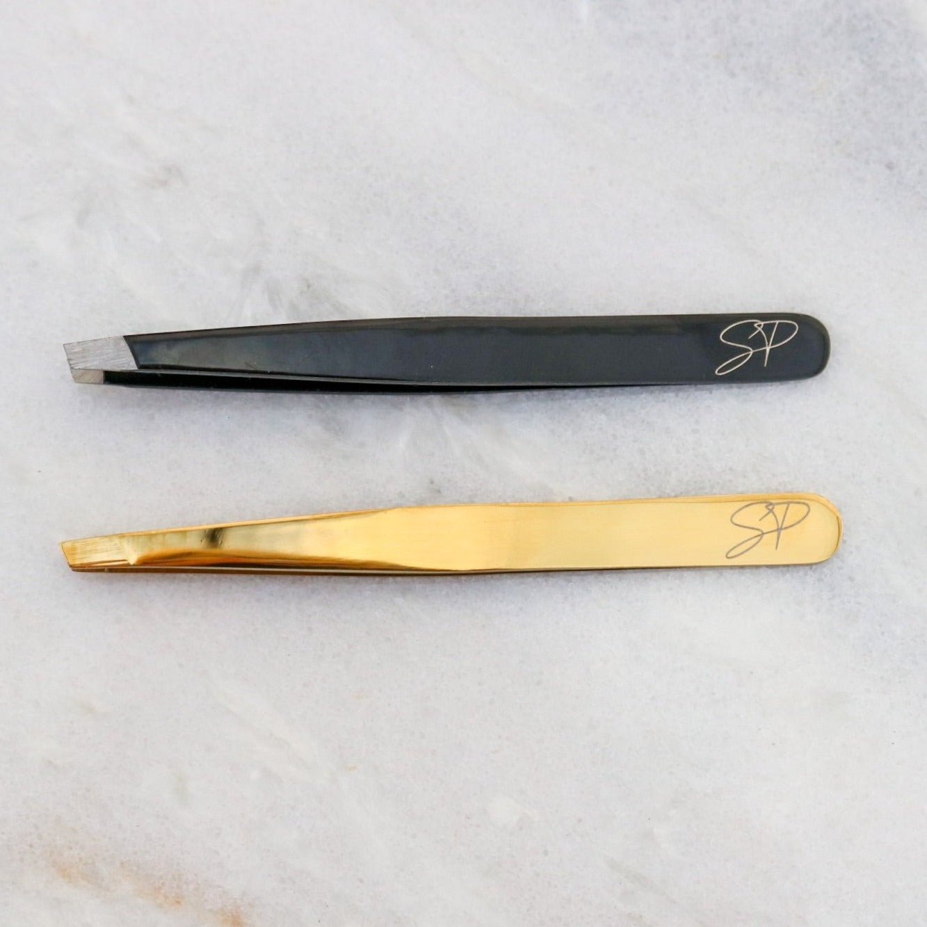 Black eyebrow tweezer
