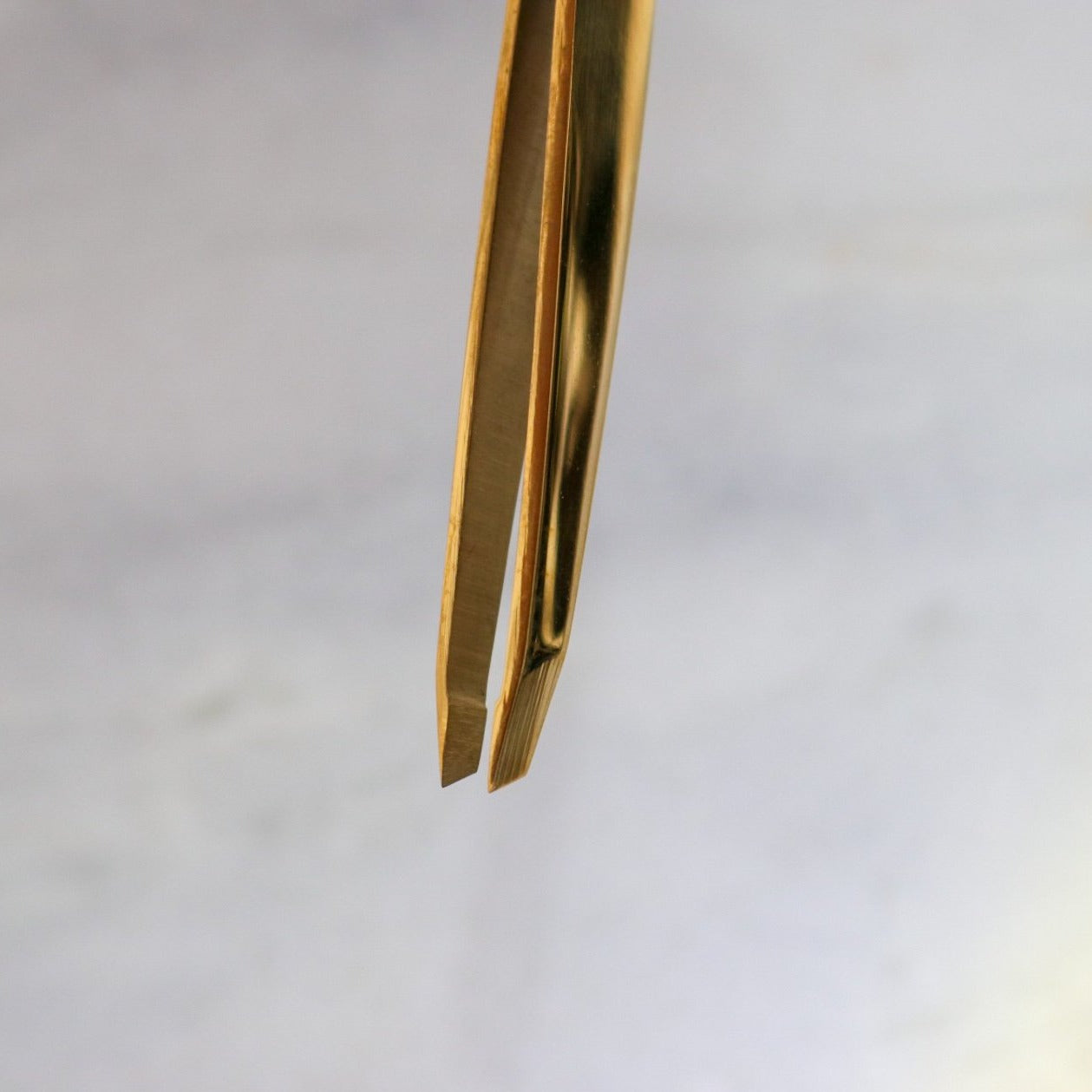 Gold eyebrow tweezer