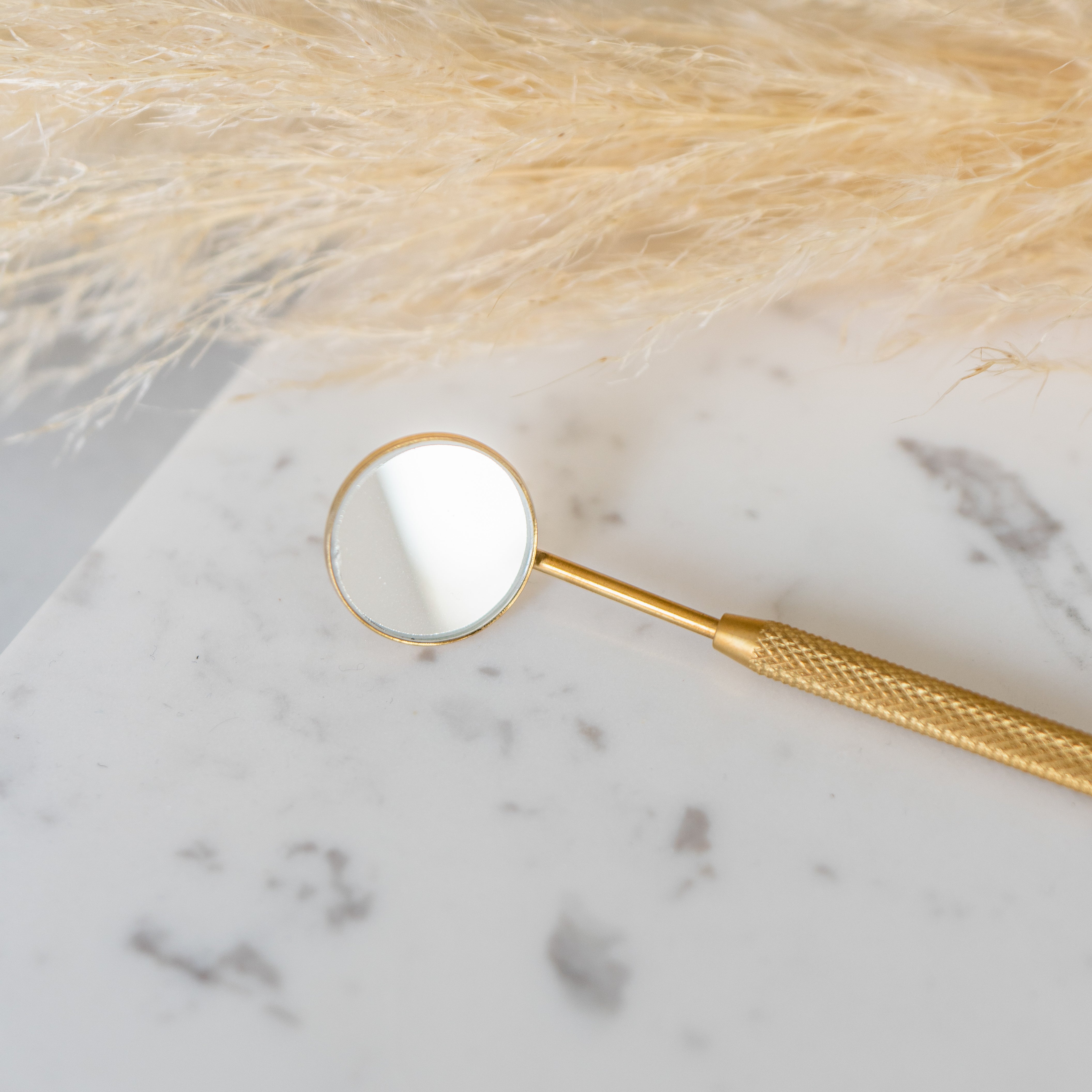 Luxe lash mirror